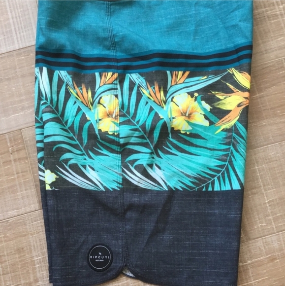 RIP CURL Hawaii Floral Palm Leaf 9” Board Shorts - Picture 10 of 12